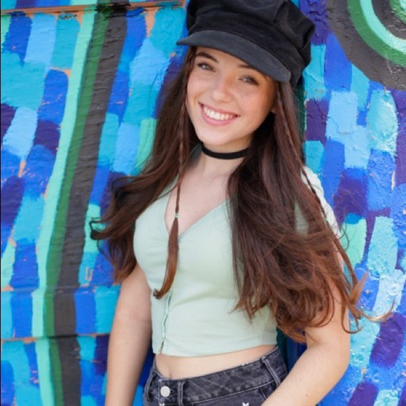 Meet your Posher, Julianna - Picture 7 of 7